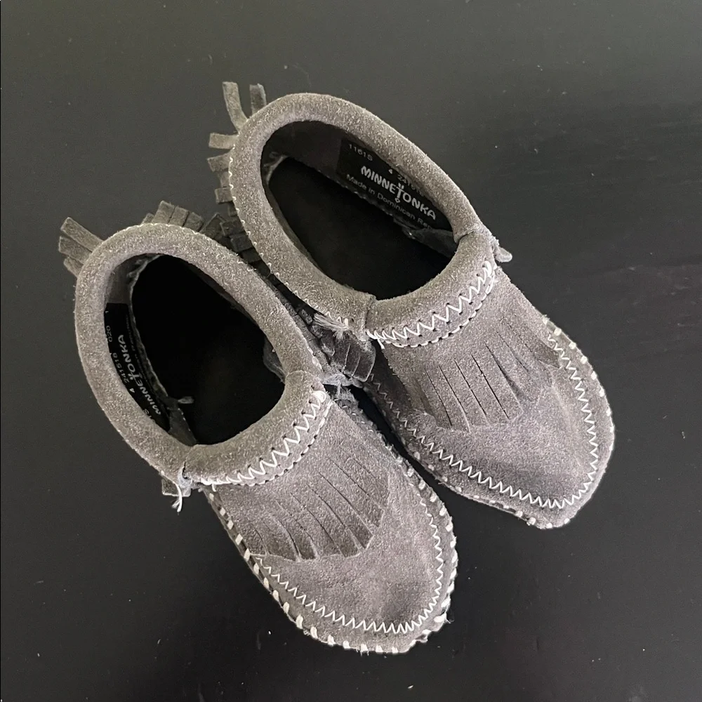 Minnetonka Grey Suede Riley Fringe Moccasin Bootie. Unisex Size 4